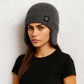 Une femme porte le Bonnet Cache Oreille Laine Gris