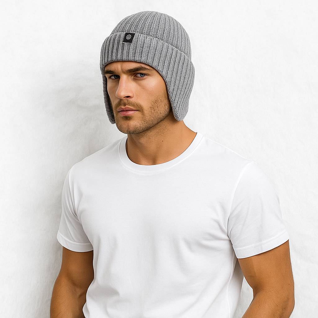 Un homme porte le Bonnet Cache Oreille d'Hiver Gris