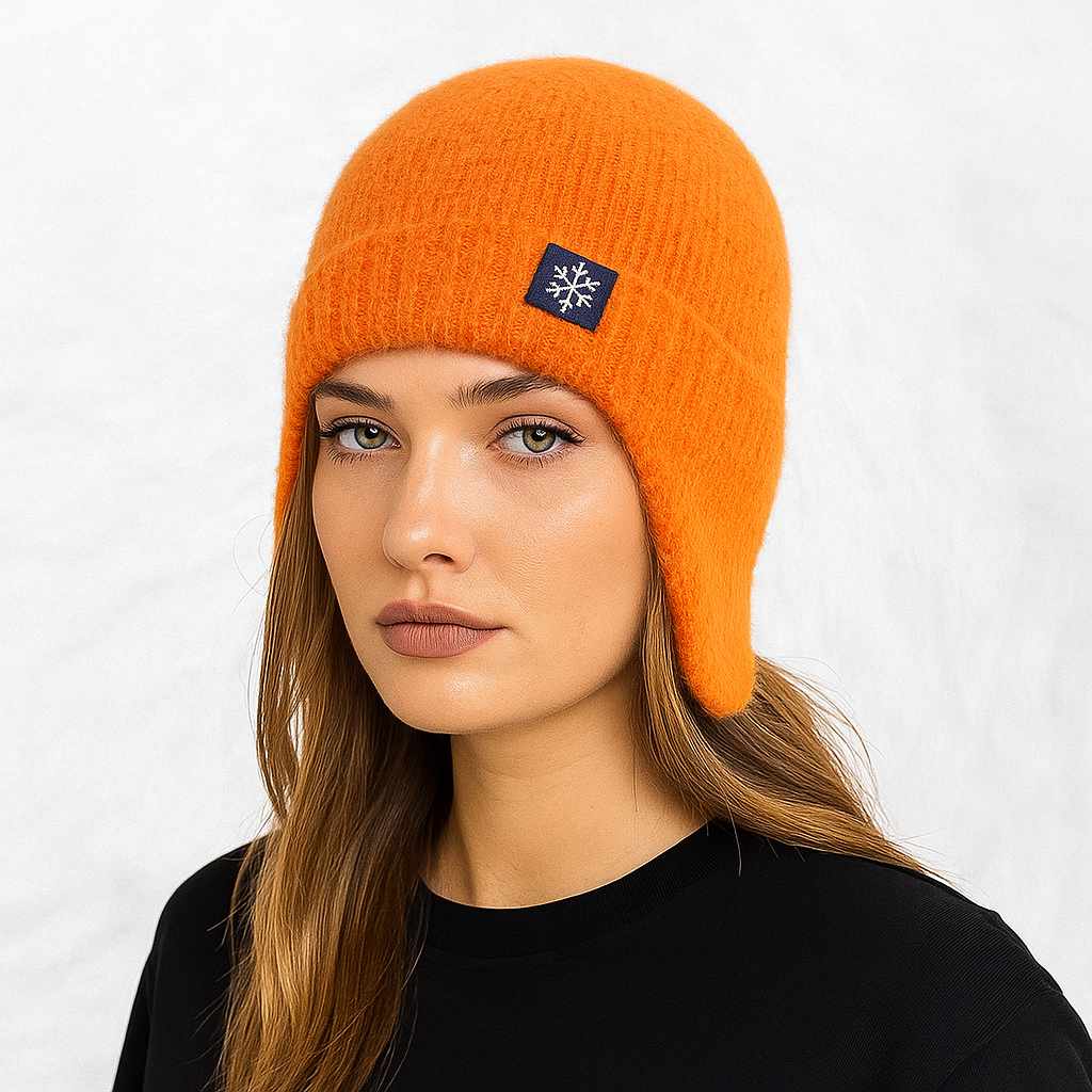 Une femme porte le Bonnet Cache Oreille en Laine Orange 