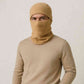 Un homme porte le Bonnet Cagoule Beige