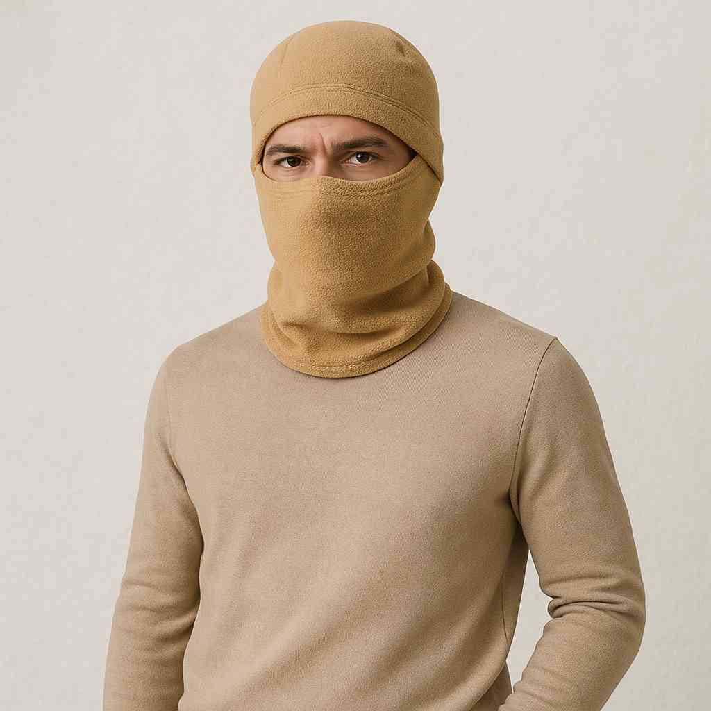 Un homme porte le Bonnet Cagoule Beige