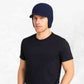  Un homme porte le Bonnet Casquette Cache Oreille Bleu