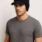Un homme porte le Bonnet Casquette Cache Oreille Noir