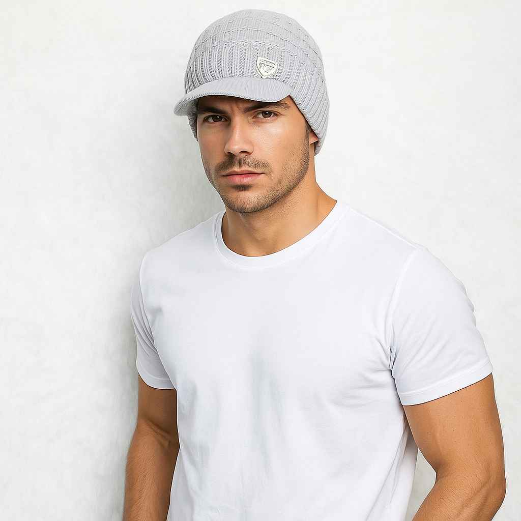 Un homme porte le Bonnet Casquette Doublé Polaire Gris Clair