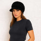 Une femme porte le Bonnet Casquette Femme Noir