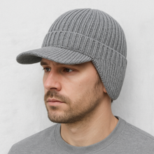 Un homme porte le Bonnet Casquette Gris