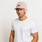 Un homme porte le Bonnet Casquette Skullies Beige