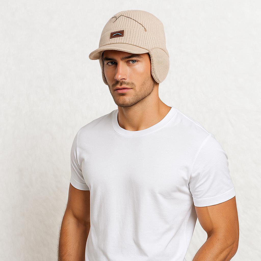 Un homme porte le Bonnet Casquette Skullies Beige