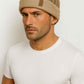 Un homme porte le Bonnet Chaud Beige