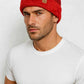 Un homme porte le Bonnet Chaud Rouge