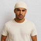 Un homme porte le Bonnet Docker Beige en Velours