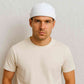 Un homme porte le Bonnet Docker Blanc