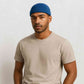 Un homme porte le Bonnet Docker Bleu