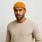 Un homme porte le Bonnet Docker Jaune Moutarde 