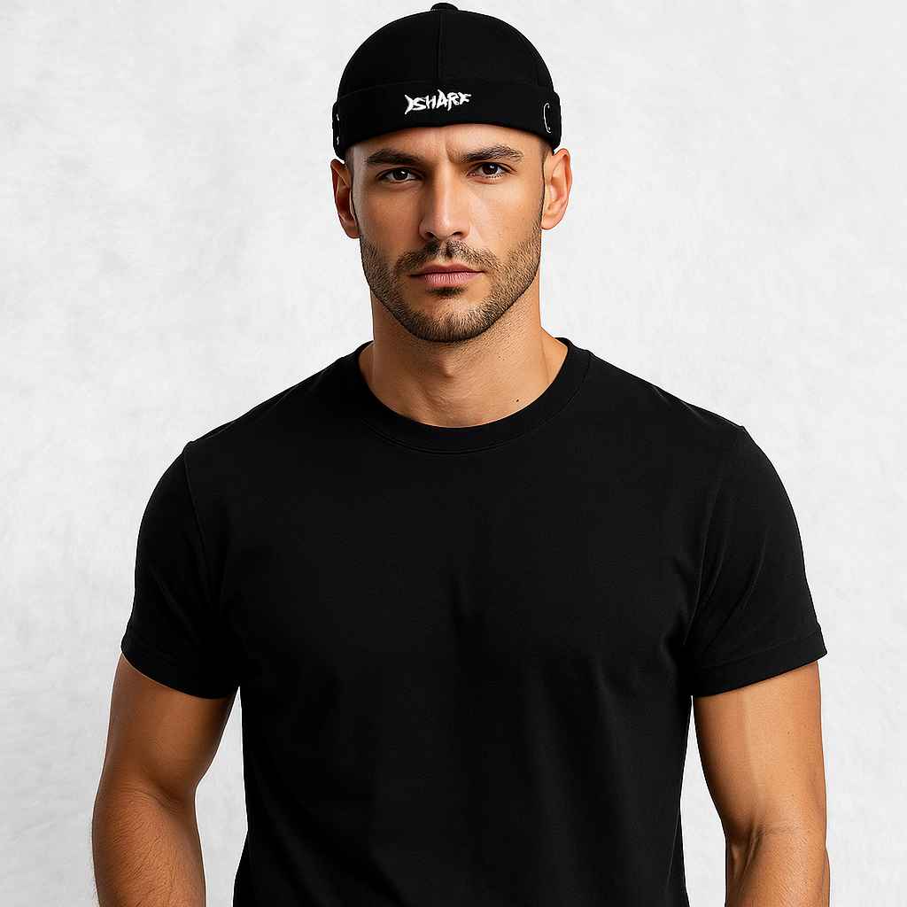 Un homme porte le Bonnet Docker Marin Noir 