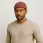Un homme porte le Bonnet Docker Marron