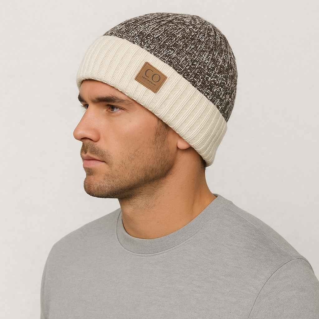 Un homme porte le Bonnet Doublé Polaire Beige pour Homme