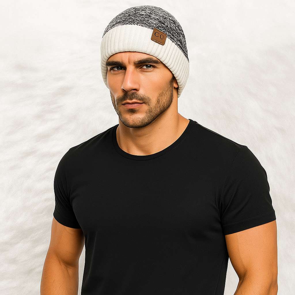 Un homme porte le Bonnet Doublé Polaire Homme Blanc
