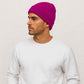 Un homme porte le Bonnet Doublé Satin Fuchsia