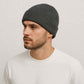 Un homme porte le Bonnet Doublé Satin Gris