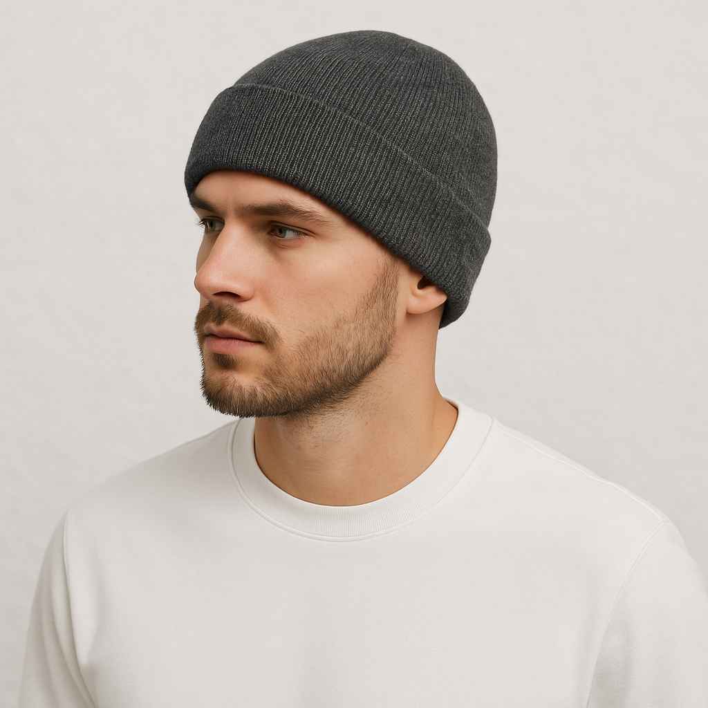 Un homme porte le Bonnet Doublé Satin Gris