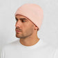 Un homme porte le Bonnet Doublé Satin Rose 