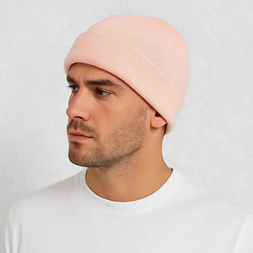 Un homme porte le Bonnet Doublé Satin Rose 