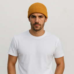 Un homme porte le Bonnet Jaune Moutarde Homme 