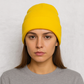 Une femme porte le Bonnet Jaune pour Femme