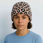 Une femme porte le Bonnet Léopard Rose