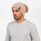 Un homme porte le Bonnet Long Beige