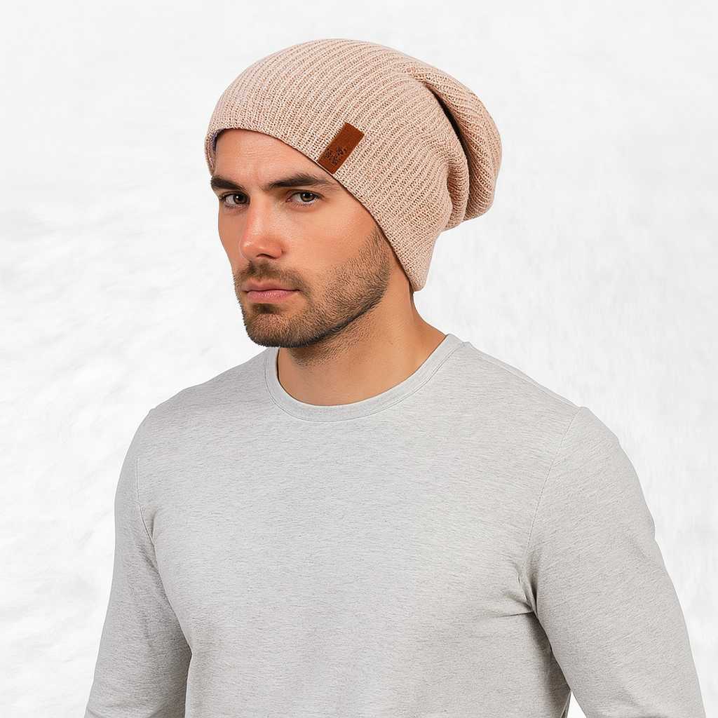 Un homme porte le Bonnet Long Beige