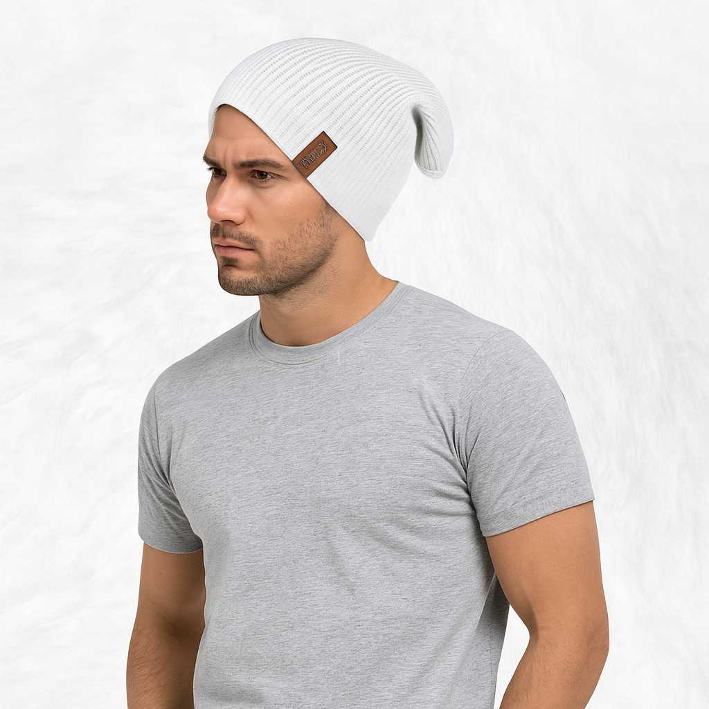 Un homme porte le Bonnet Long Blanc avec Doublure
