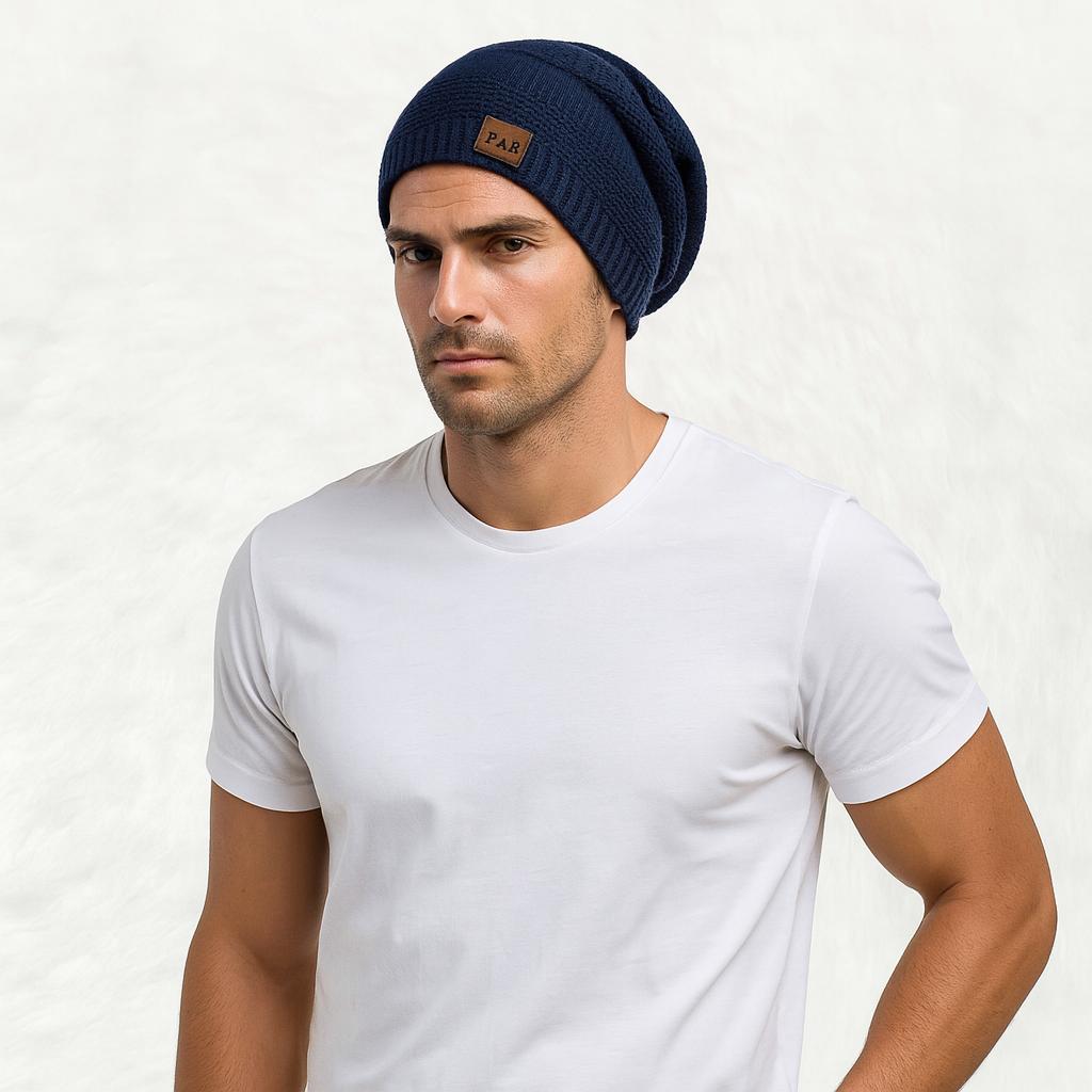 Un homme porte le Bonnet Long Bleu