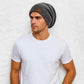 Un homme porte le Bonnet Long Gris
