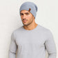 Un homme porte le Bonnet Long Gris Clair