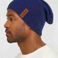 Un hmme porte le Bonnet Long Homme Bleu