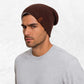 Un homme porte le Bonnet Long Homme Marron.