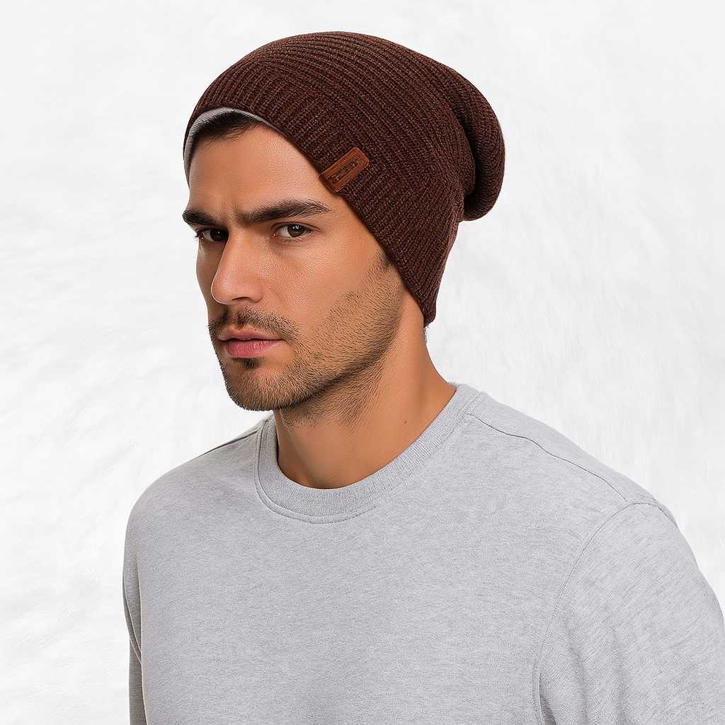 Un homme porte le Bonnet Long Homme Marron.