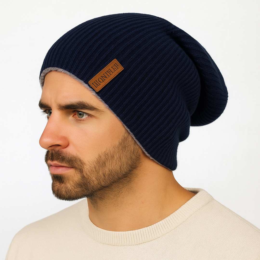 Un homme porte le Bonnet Long Homme Noir
