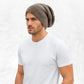 Un homme porte le Bonnet Long Marron