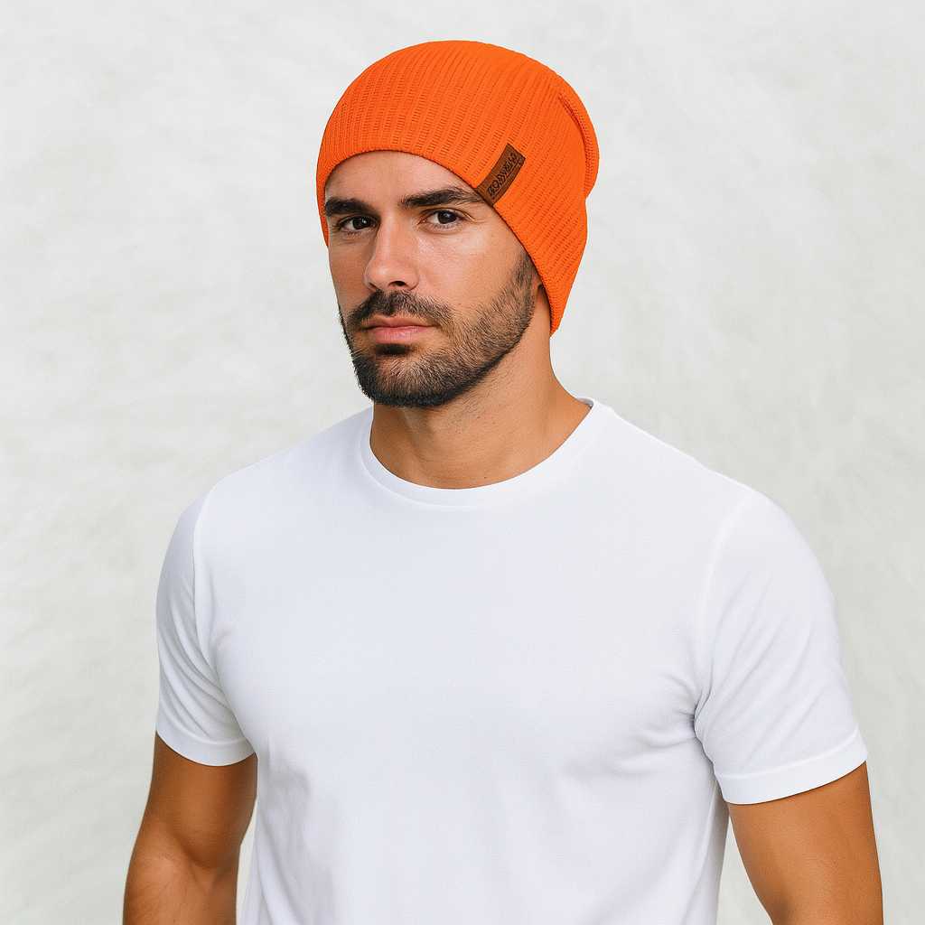 Un homme porte le Bonnet Long Orange Fluo