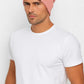 Un homme porte le Bonnet Long Rose