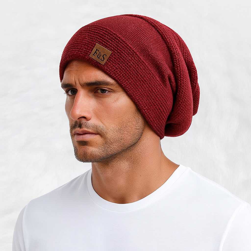 Un homme porte le Bonnet Long Rouge