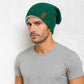 Un homme porte le Bonnet Long Vert.