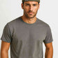 Un homme porte le Bonnet Miki Denim Vert 