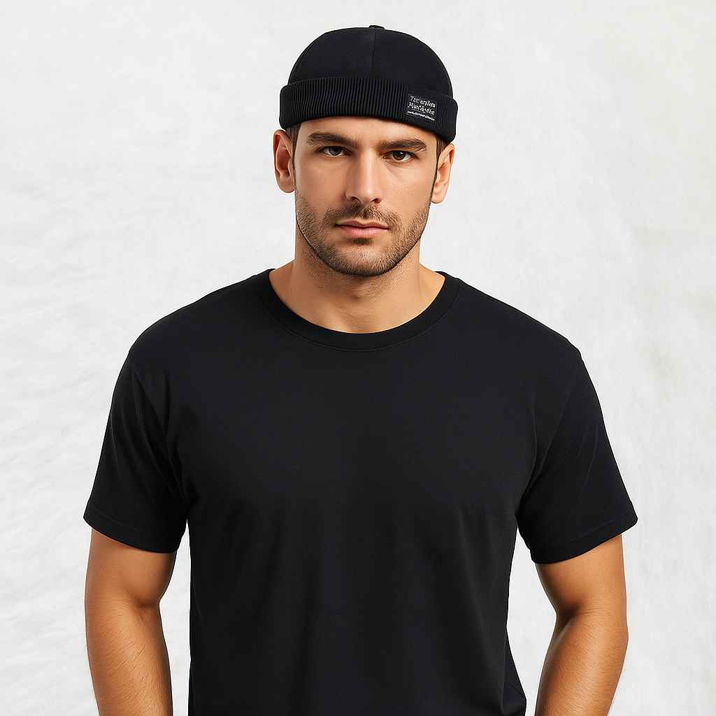 Un homme porte le Bonnet Miki Gamer Noir