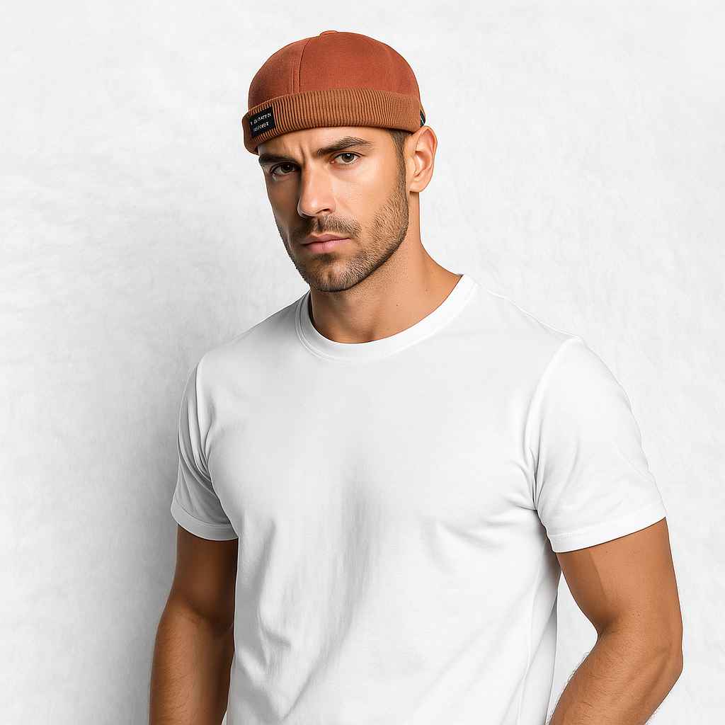 Un homme porte le Bonnet Miki Gamer Orange