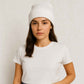 Une femme porte le Bonnet Noir Femme