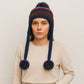 Une femme porte le Bonnet Péruvien Bleu 